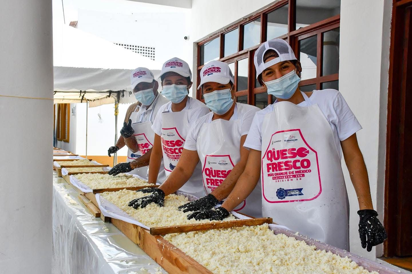 El queso fresco más grande de México rompe récord con 46 metros lineales en Tlalixcoyan