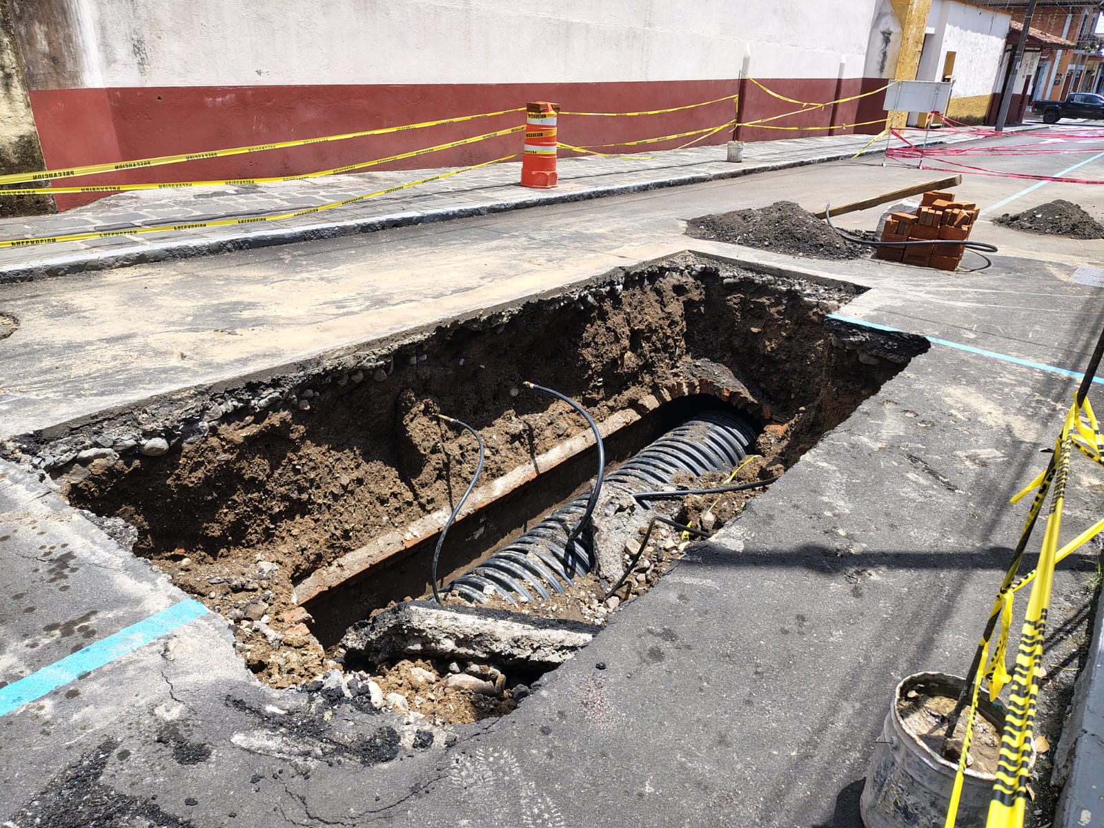 Socavón obliga al cierre de vialidad en pleno centro de Orizaba