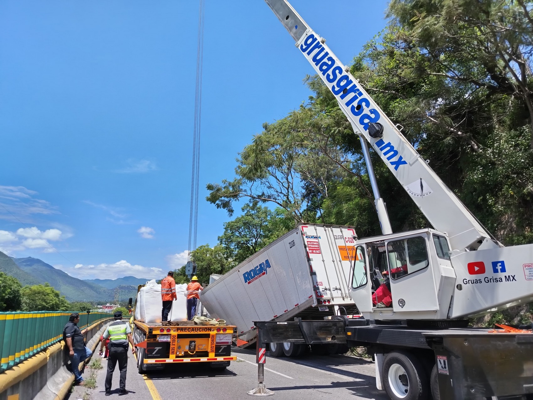 Cierran parcialmente la autopista Orizaba–Puebla por accidente de tractocamión