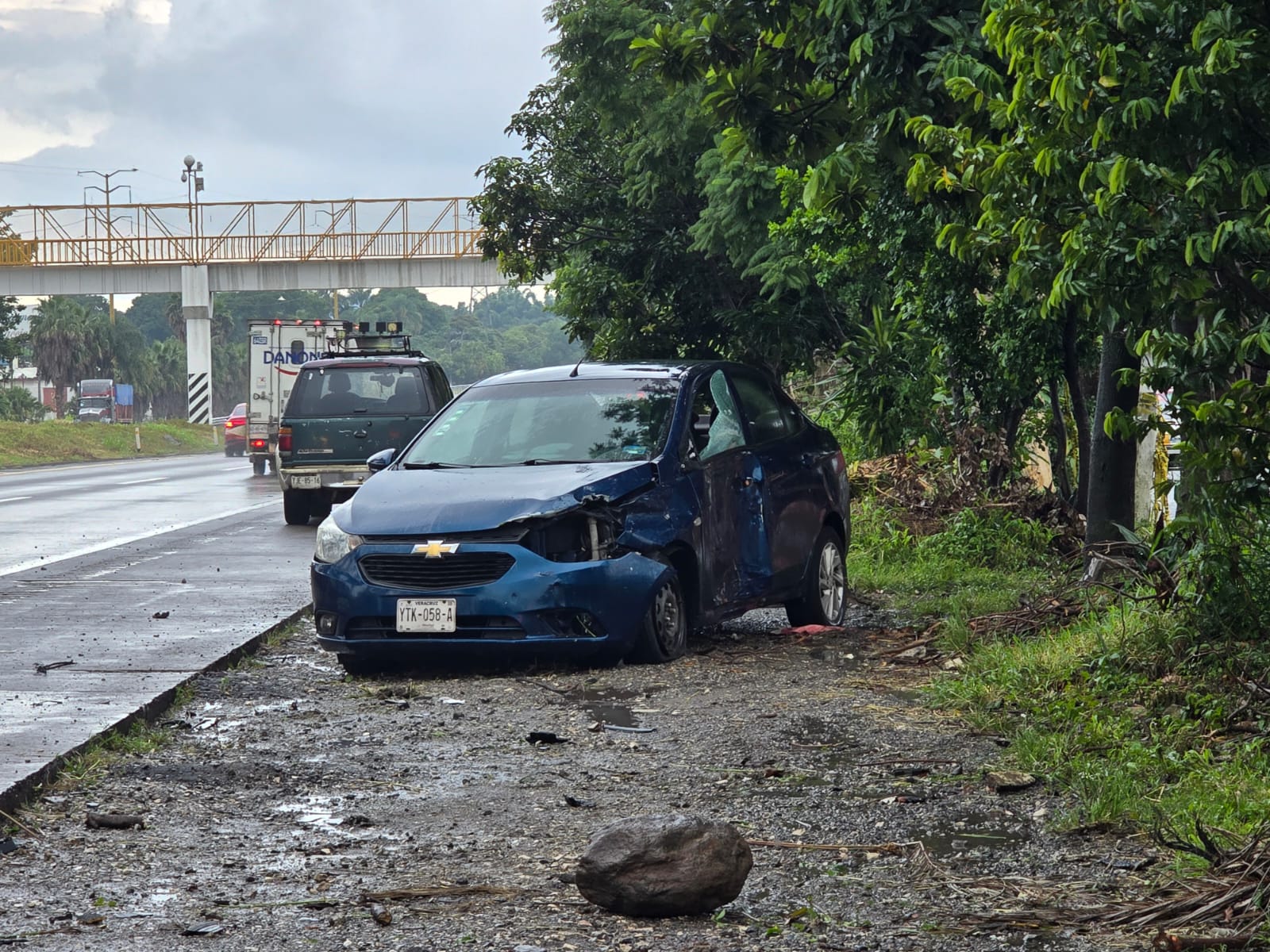 Tráiler impacta dos vehículos sobre la autopista Orizaba-Córdoba y se da a la fuga