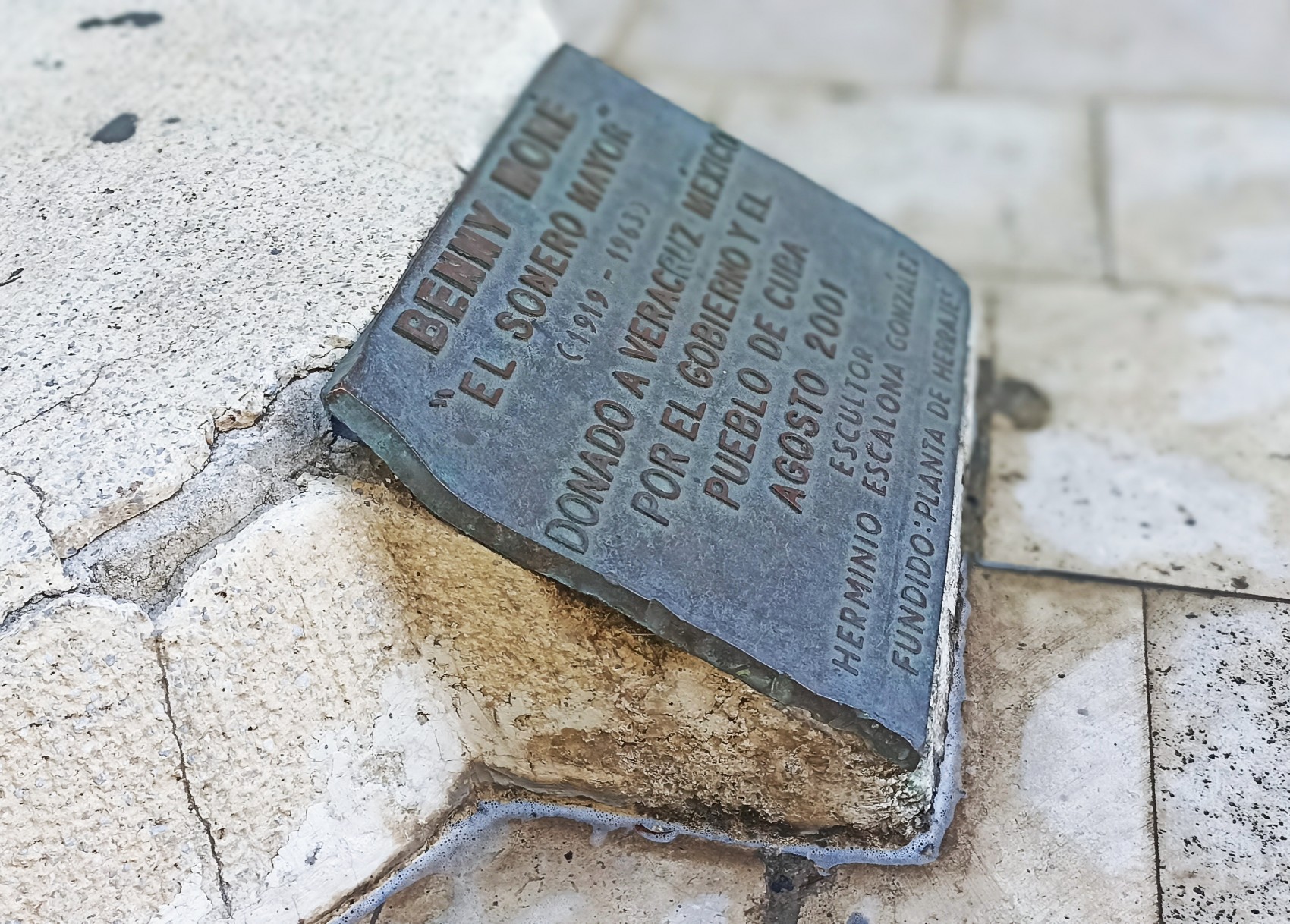 Intentan robarse placa de bronce colocada al pie del monumento de Benny Moré en Veracruz
