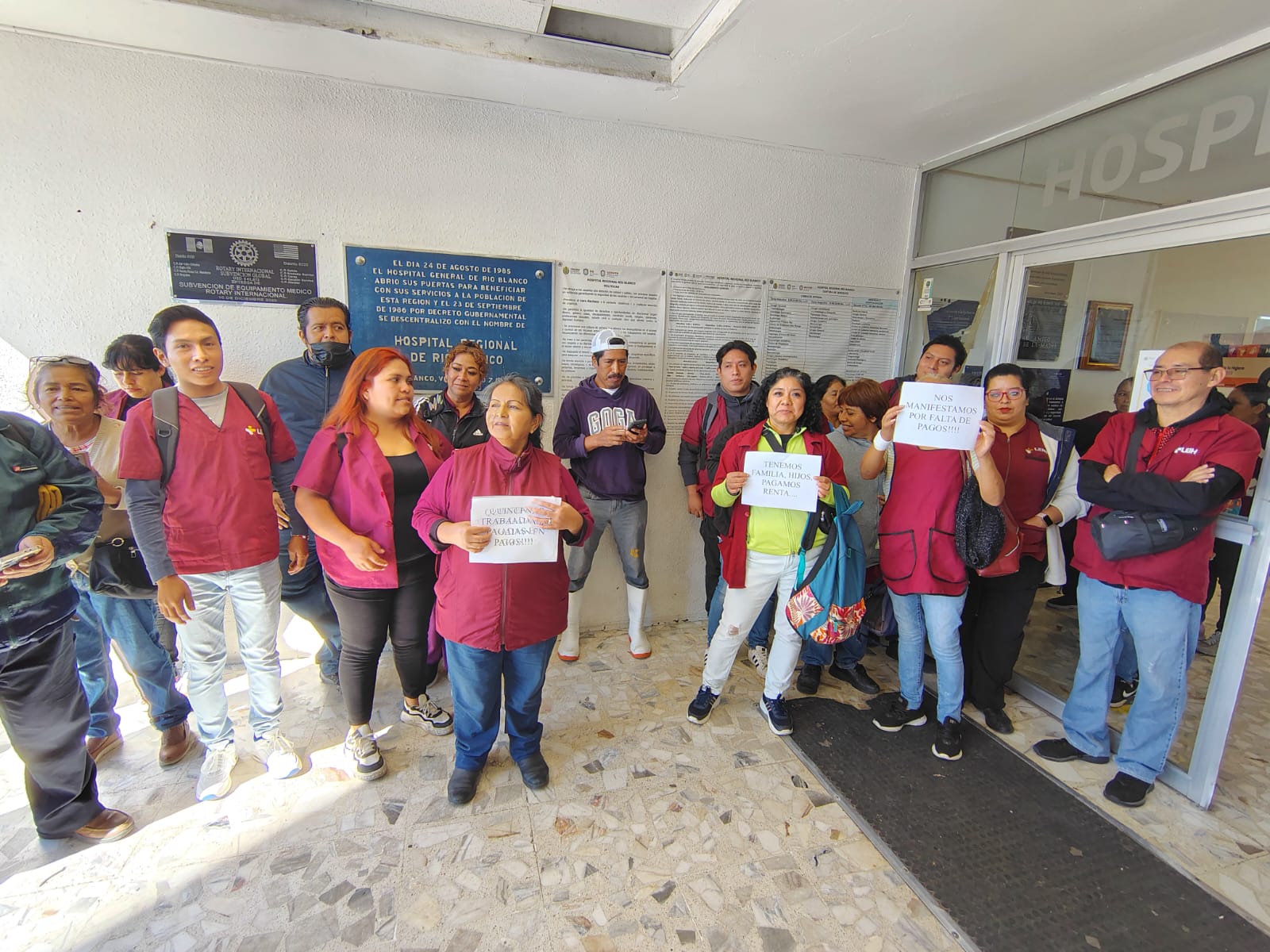Trabajadores de intendencia del Hospital Regional de Río Blanco paran labores por falta de pago