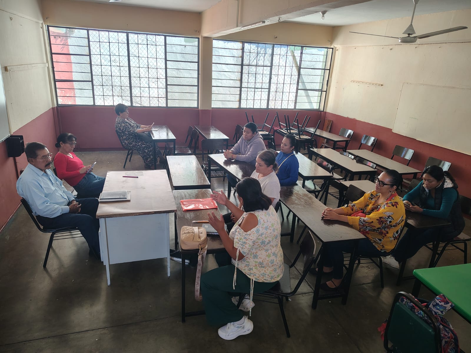 Padres de familia rechazan a maestra por malos tratos, bullying y falta de paciencia
