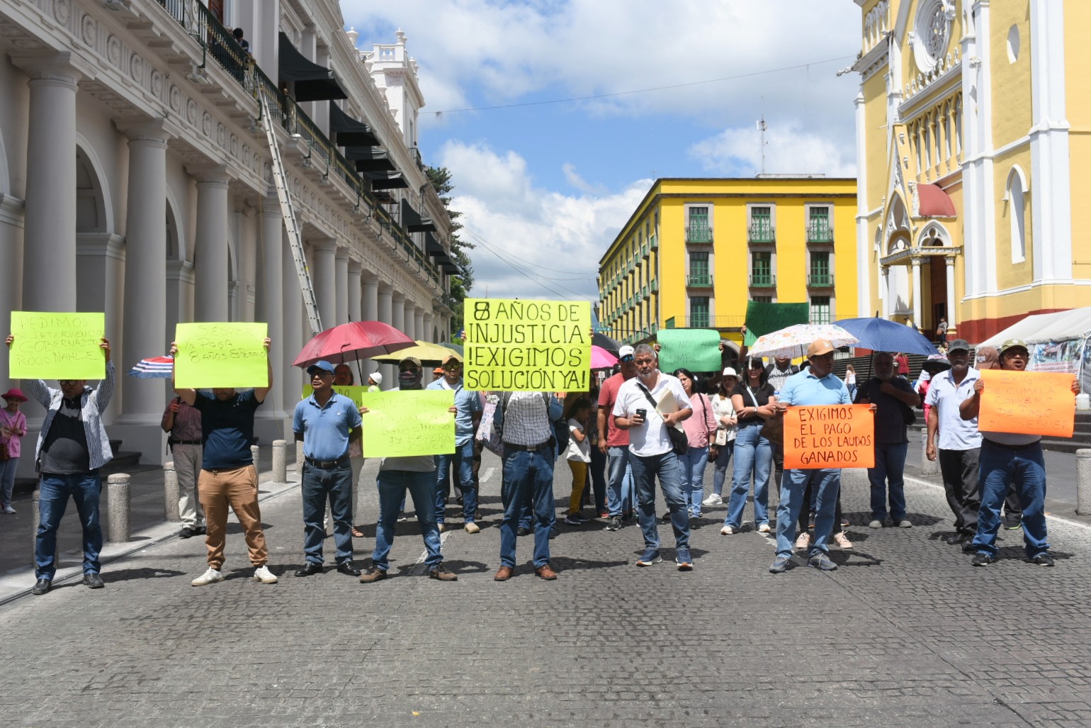 Trabajadores de limpieza de hospitales en Veracruz denuncian falta de pagos