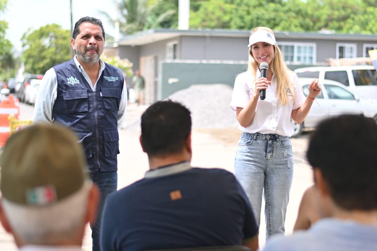 Supervisa la alcaldesa Paty Lobeira la rehabilitación con concreto hidráulico de la calle Abraham Morteo