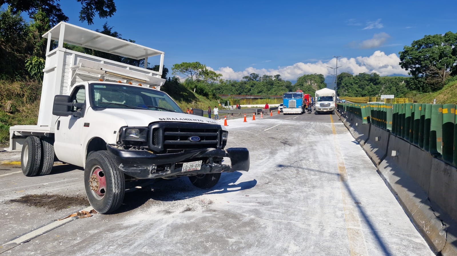 Volcadura de camioneta provoca cierre total en la autopista Orizaba–Córdoba, un lesionado