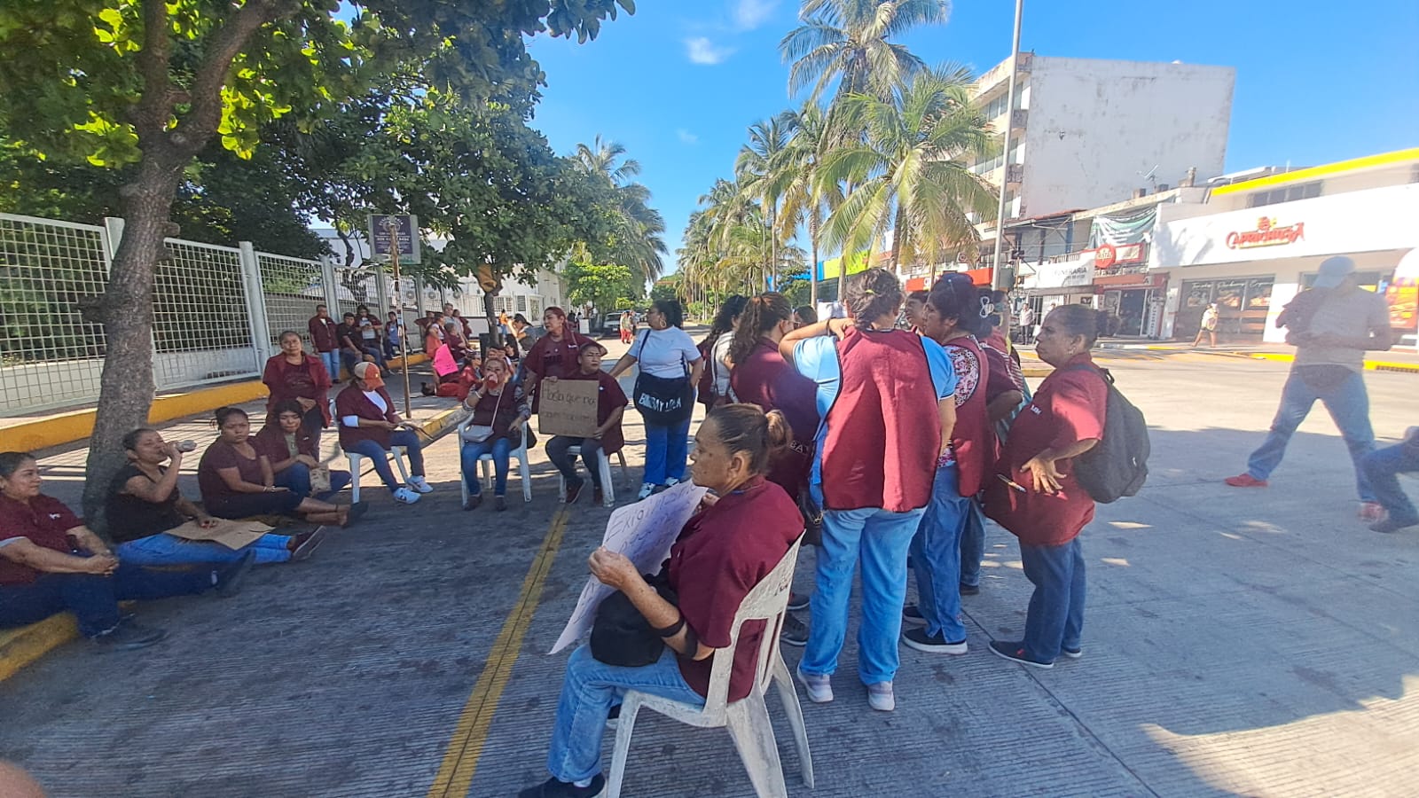Continúan protestas de trabajadores de limpieza en Veracruz por falta de pago