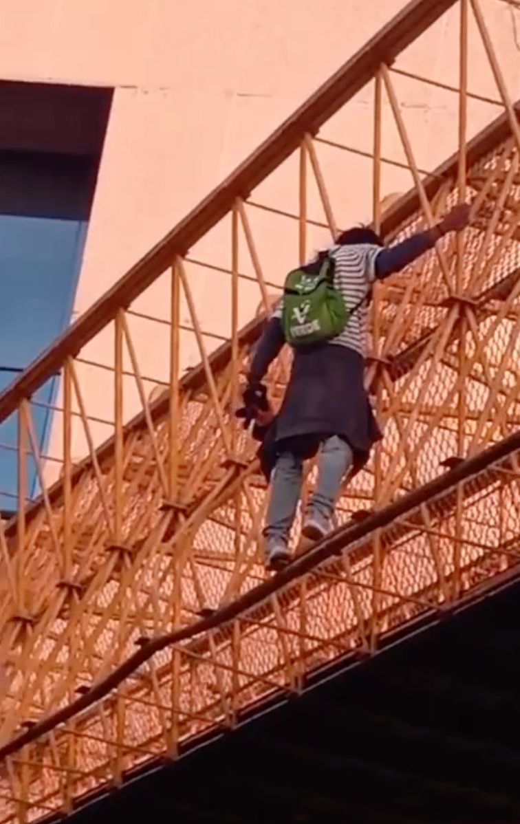 Hombre camina por el borde de un puente peatonal en Lázaro Cárdenas, Xalapa