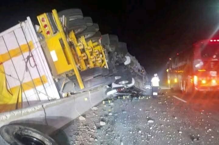 Vuelca tráiler cargado con azúcar en la autopista Córdoba–Veracruz
