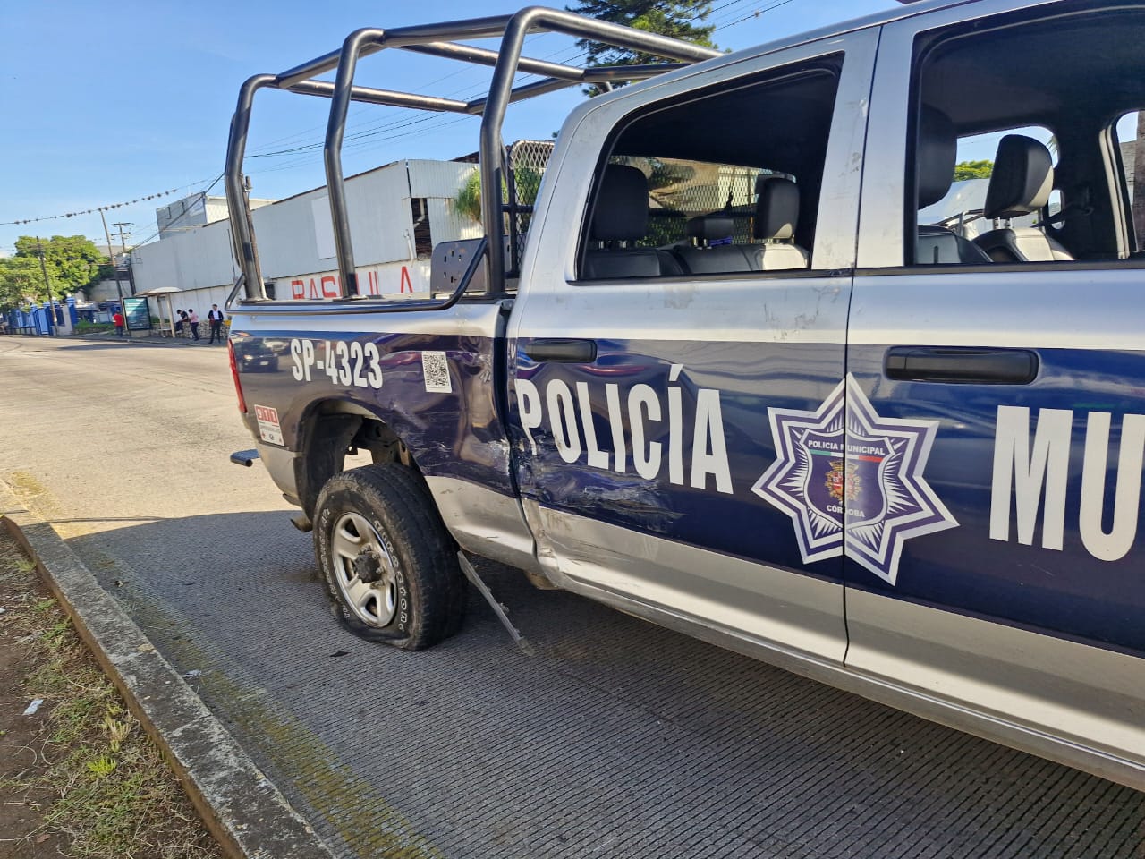 Choque entre camioneta de valores y patrulla municipal deja tres heridos en Córdoba