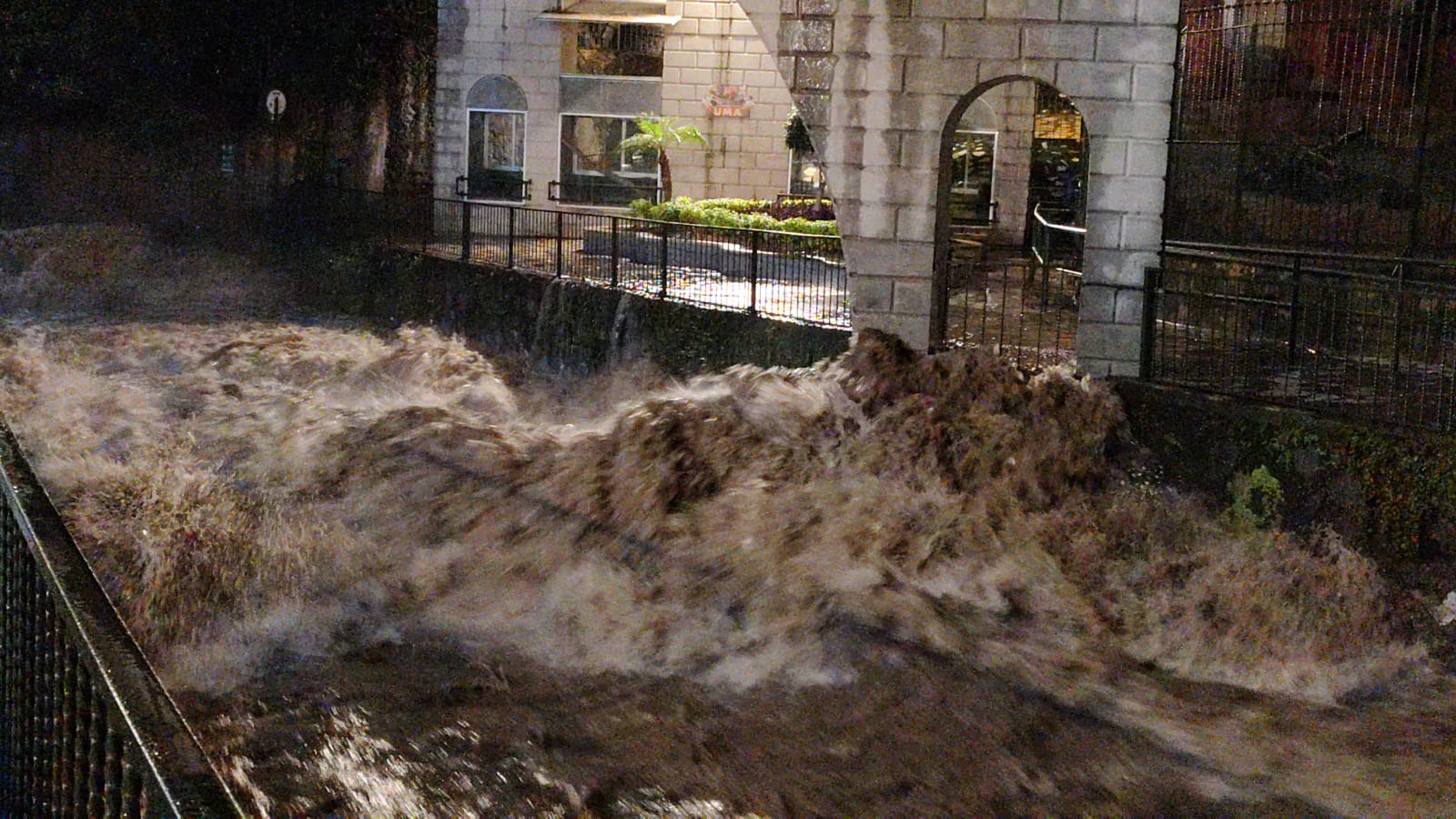 Sorprende crecida del río Orizaba este jueves por la noche