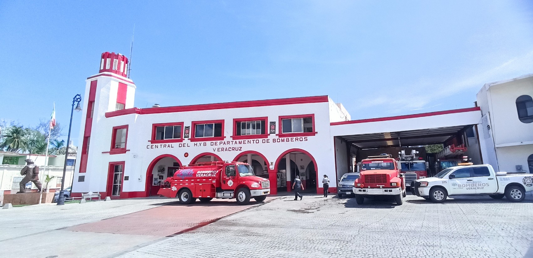 Atienden bomberos, PC y guardavidas más de 30 mil llamados de los porteños en tres años y ocho meses