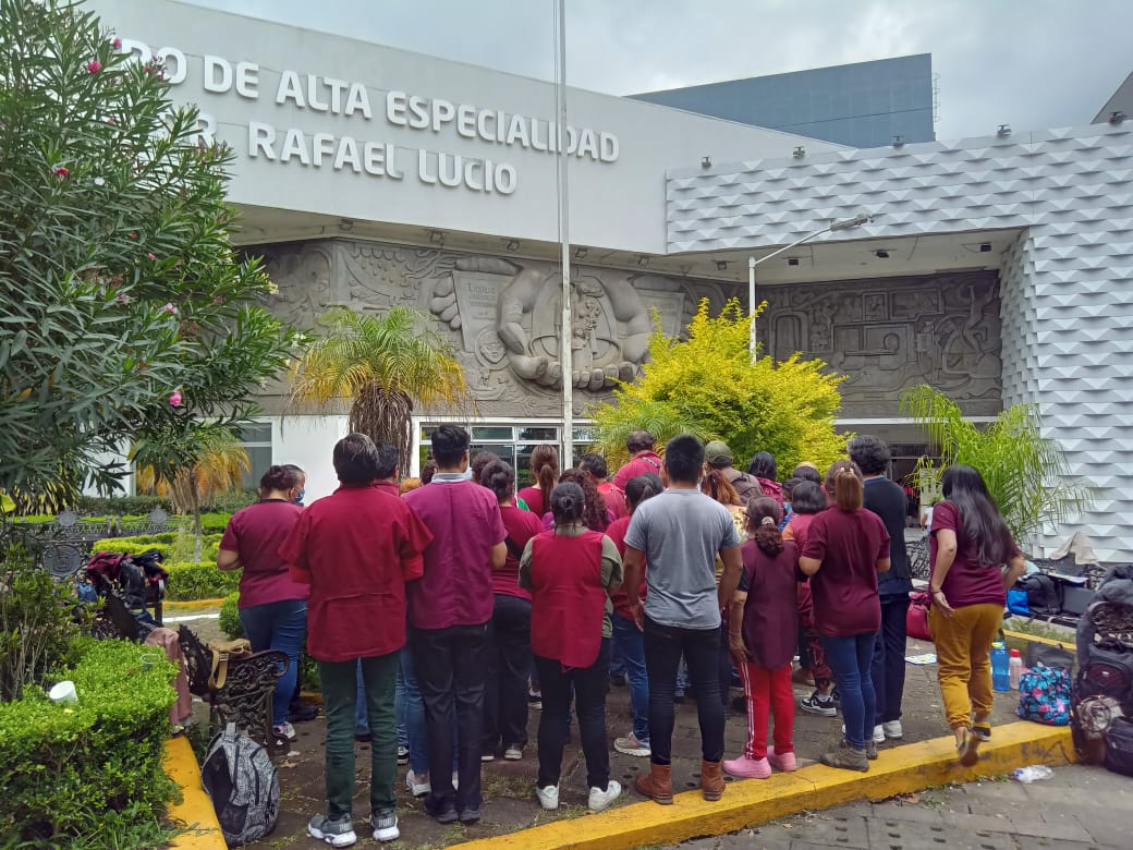 Trabajadores de salud mantienen paro de brazos caídos en Xalapa por incumplimiento de pago