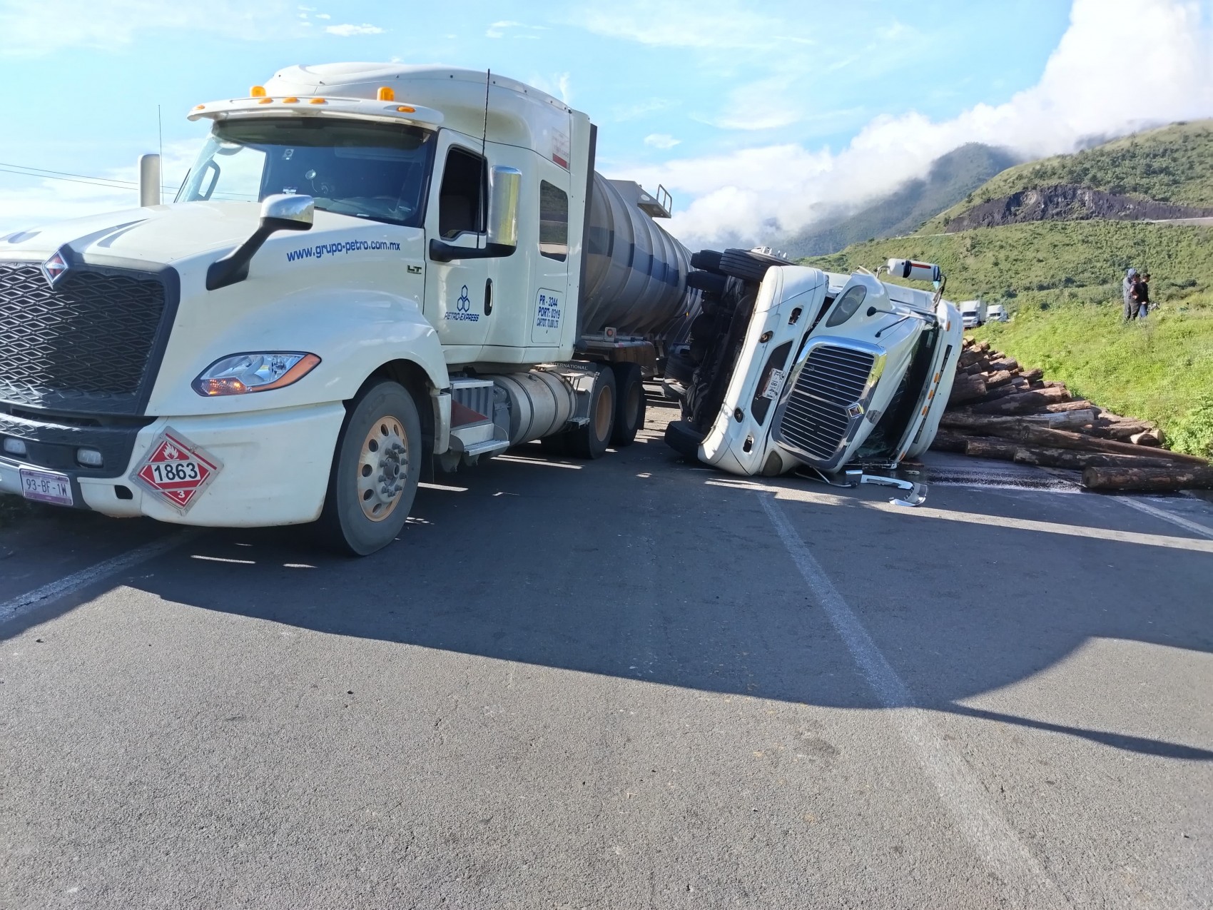 Volcadura de tráiler colapsa la autopista Orizaba–Puebla con más de 30 kilómetros de filas