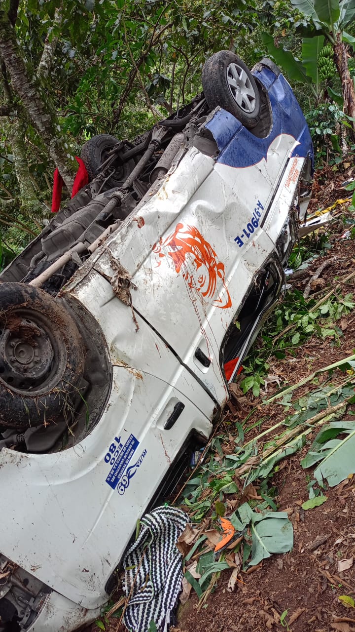 Al menos 13 lesionados al caer camioneta a barranco en Yecuatla