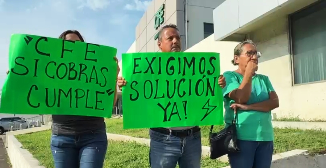 Se manifiestan en oficinas de la CFE en Veracruz puerto para exigir reparar fallas en Las Vegas II