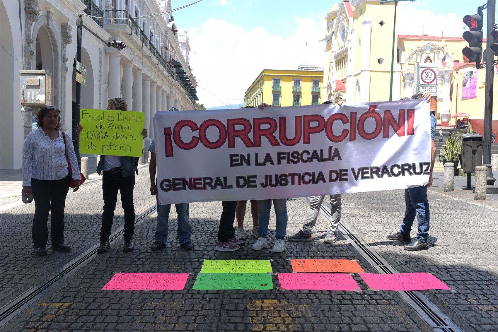 Con bloqueo ciudadanos denuncian irregularidades en la Fiscalía de Distrito de Xalapa