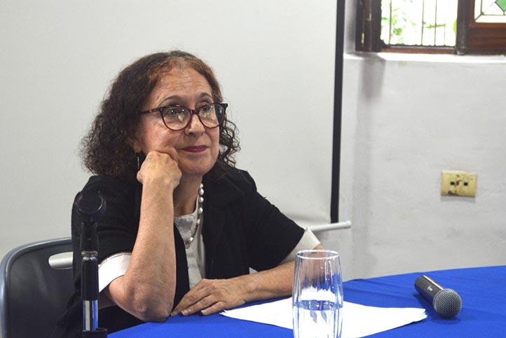 En la UV, Sarah Corona Berkin llamó a horizontalizar la investigación