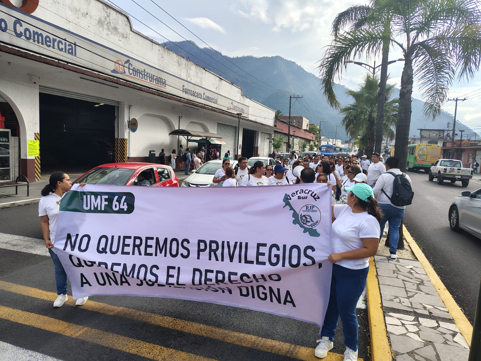 Trabajadores del IMSS en Orizaba se suman a protesta nacional por pensiones dignas