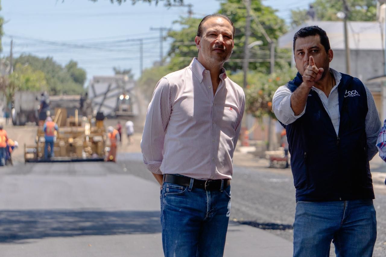 Recorre Alcalde Juan Manuel Unánue obra de pavimentación de la calle Carranza