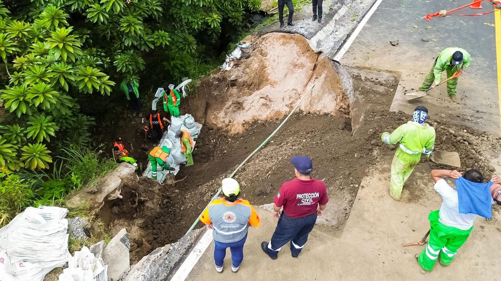 Se forma sacavón en la carretera federal Tlapacoyan-Martínez de la Torre