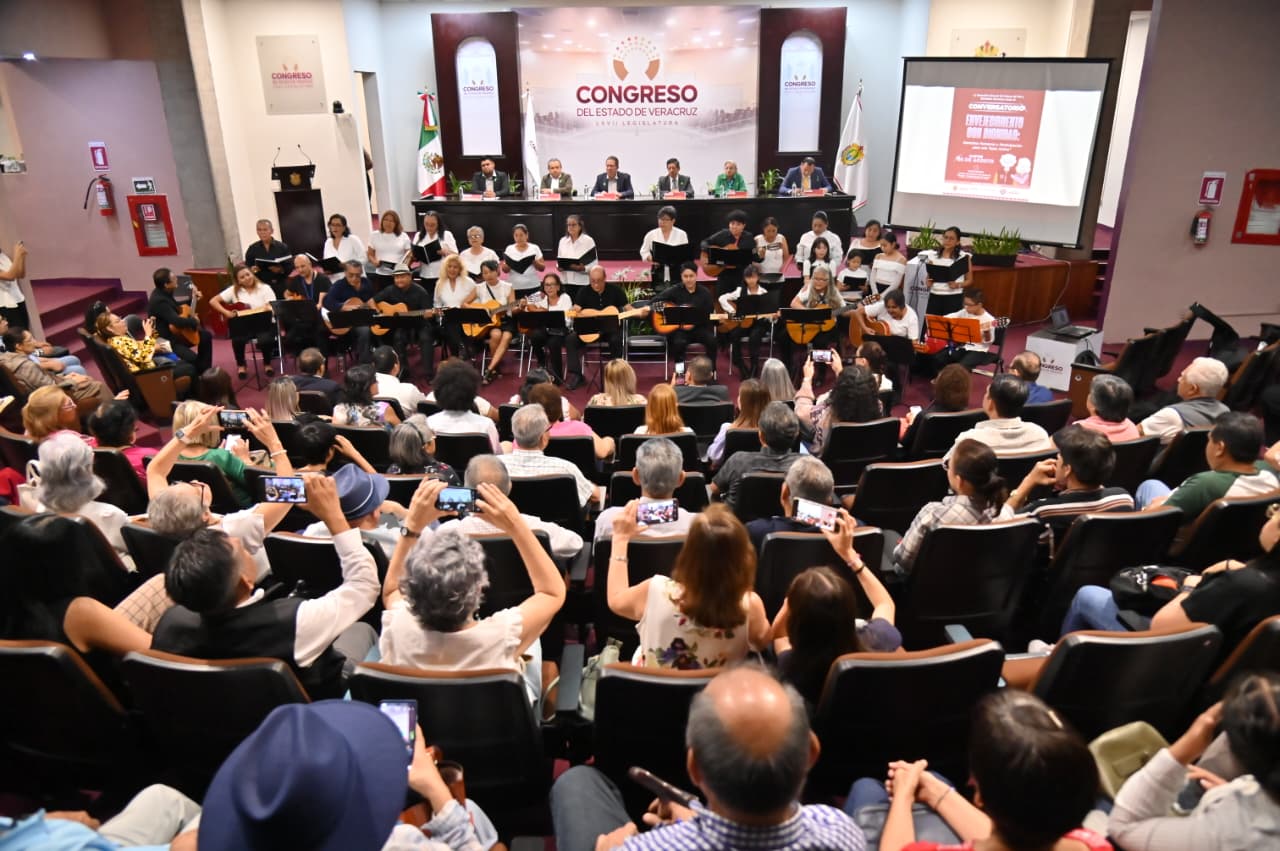 Recibe el Congreso a personas adultas mayores en conversatorio