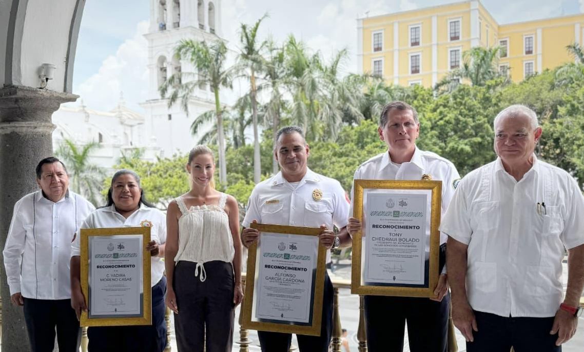 Paty Lobeira honra a los bomberos destacados