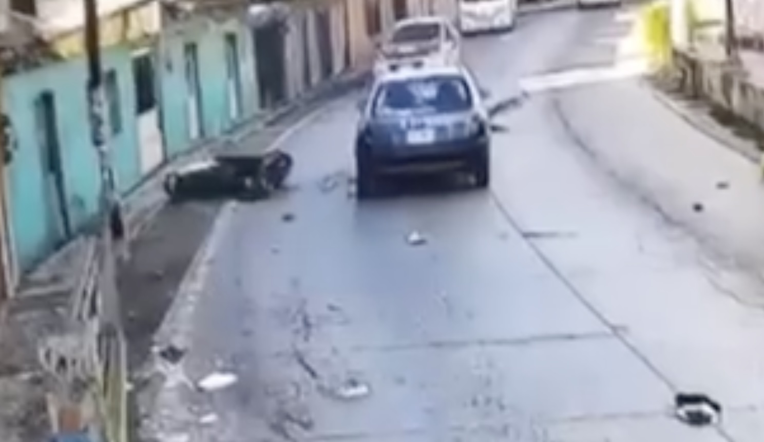 Accidente en Xico deja a motociclista gravemente herido tras invasión de carril