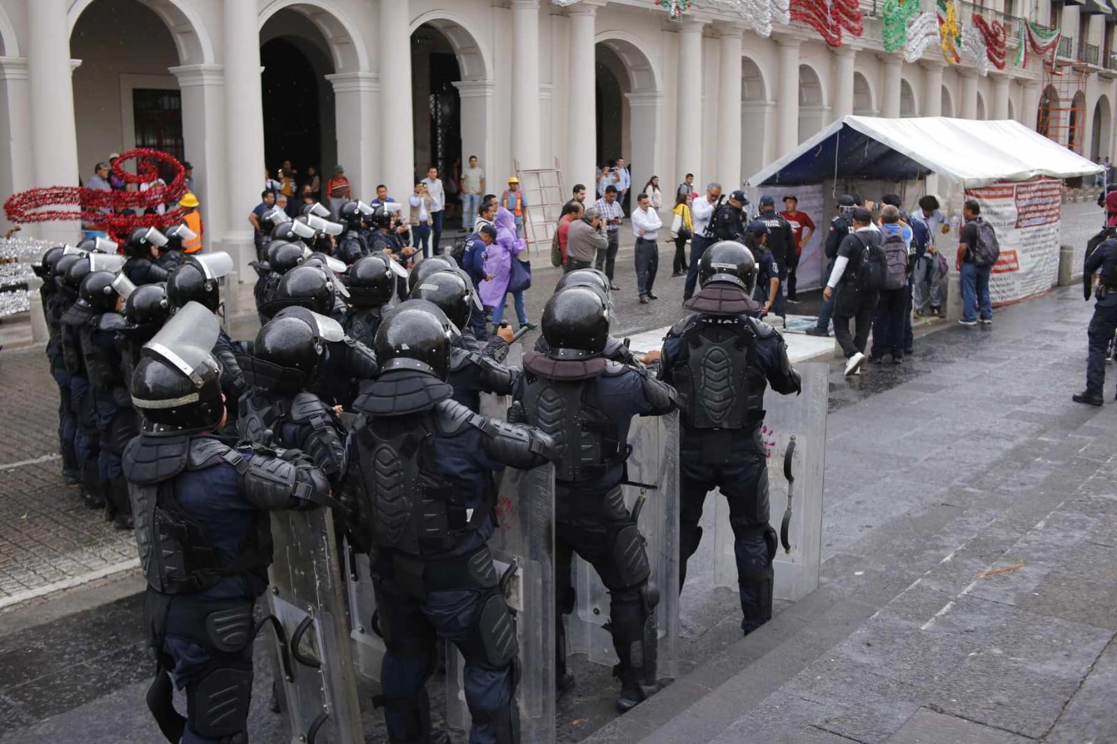 Antimotines retiraron bloqueo en la calle Enríquez de Xalapa