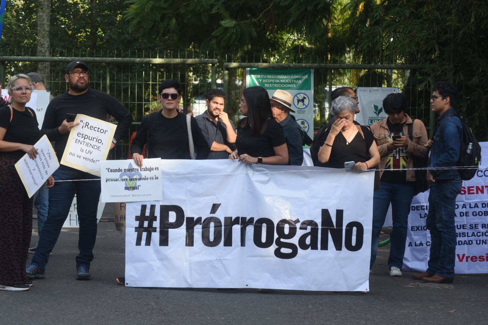 Protesta obliga al cambio de sede del informe de labores del rector Martín Aguilar