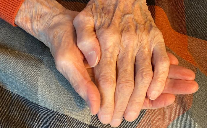 A sus 70 años, Rosario mantiene a su hija y nietos desde un puesto de mariscos en Veracruz