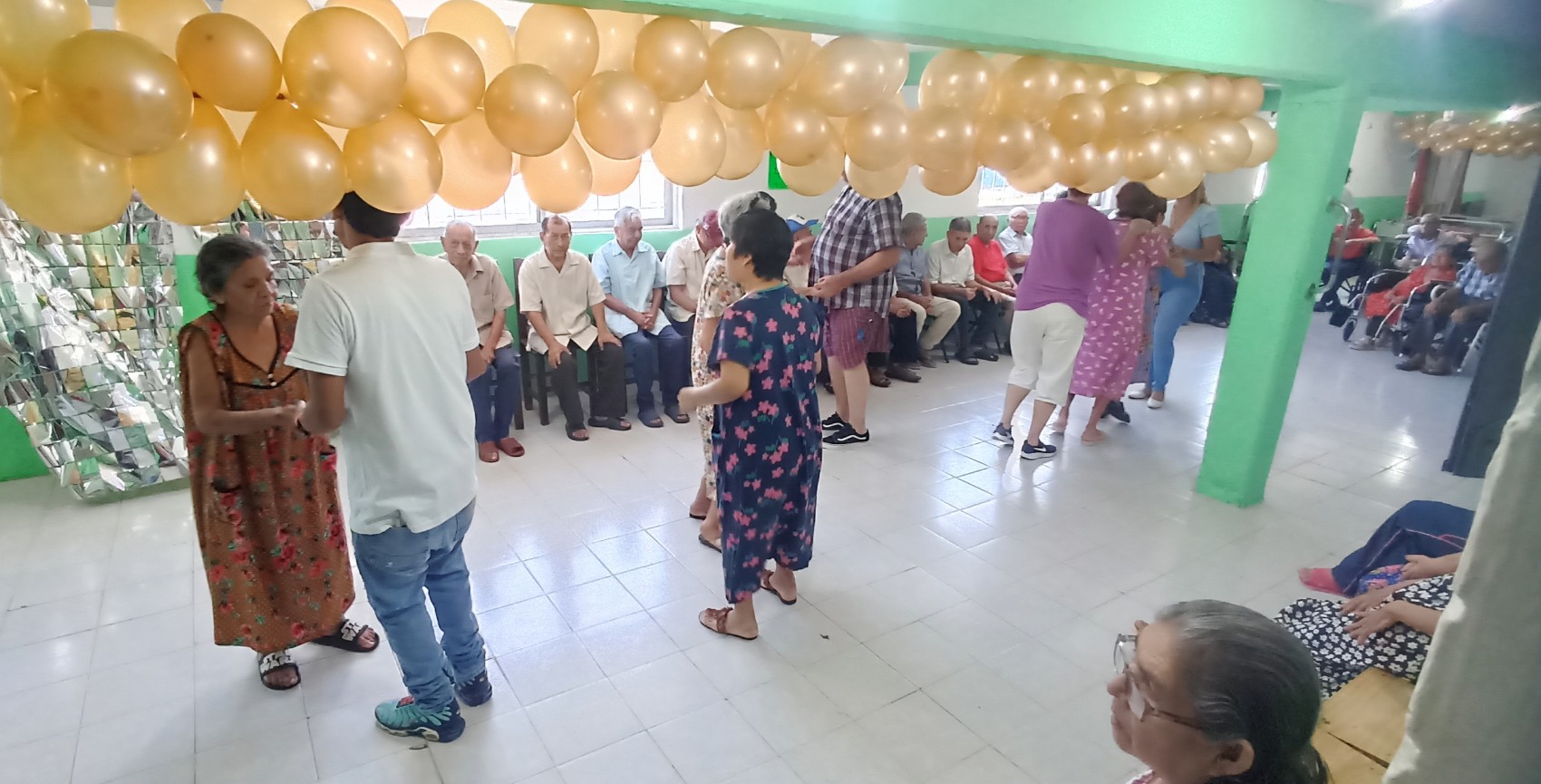 Con bailongo celebran a los adultos mayores del asilo Cogra de Veracruz en el Día del Abuelo