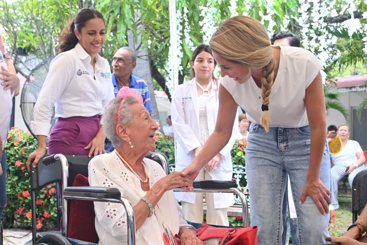 Celebra la alcaldesa Paty Lobeira a los abuelitos del Asilo Santa Teresa de Jesús por el Día del Abuelo