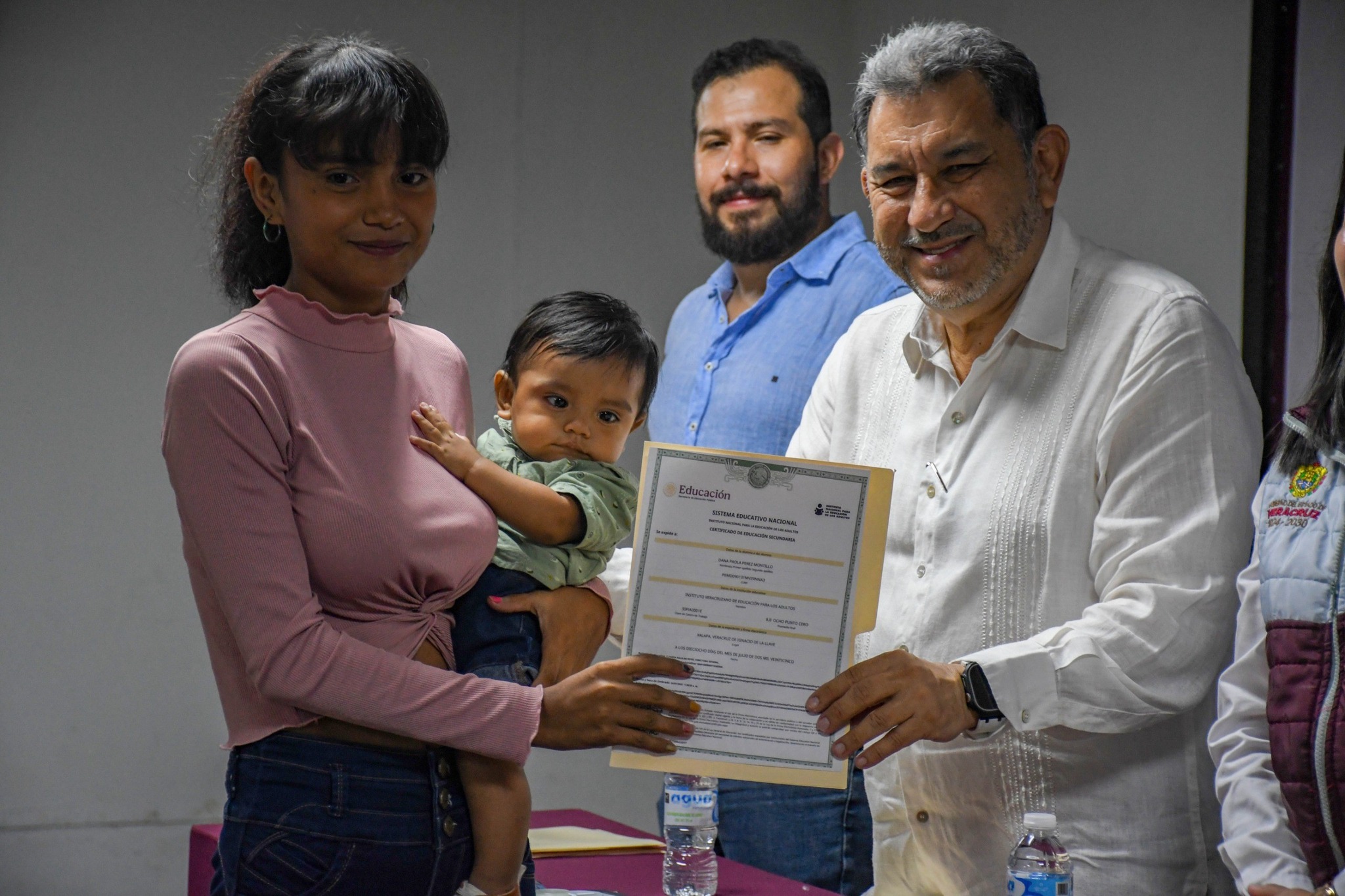 Avanza Coatzacoalcos en la alfabetización con la entrega de certificados IVEA