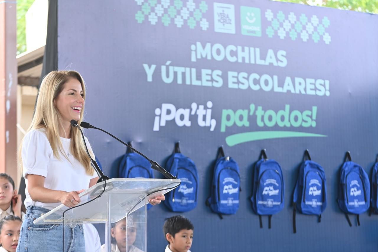 En el inicio de cursos, la alcaldesa Paty Lobeira entrega paquetes escolares a estudiantes de la primaria Juan de la Luz Enríquez