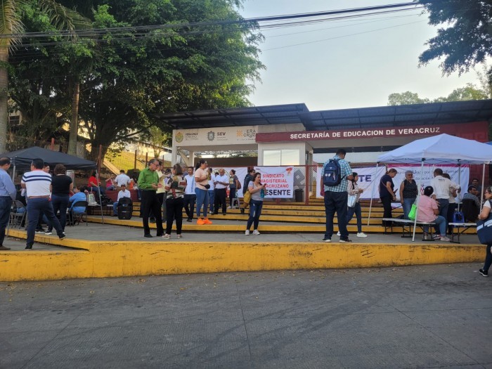 Padres toman la SEV en Xalapa; exigen 4 maestros para telesecundaria de Tepatlaxco