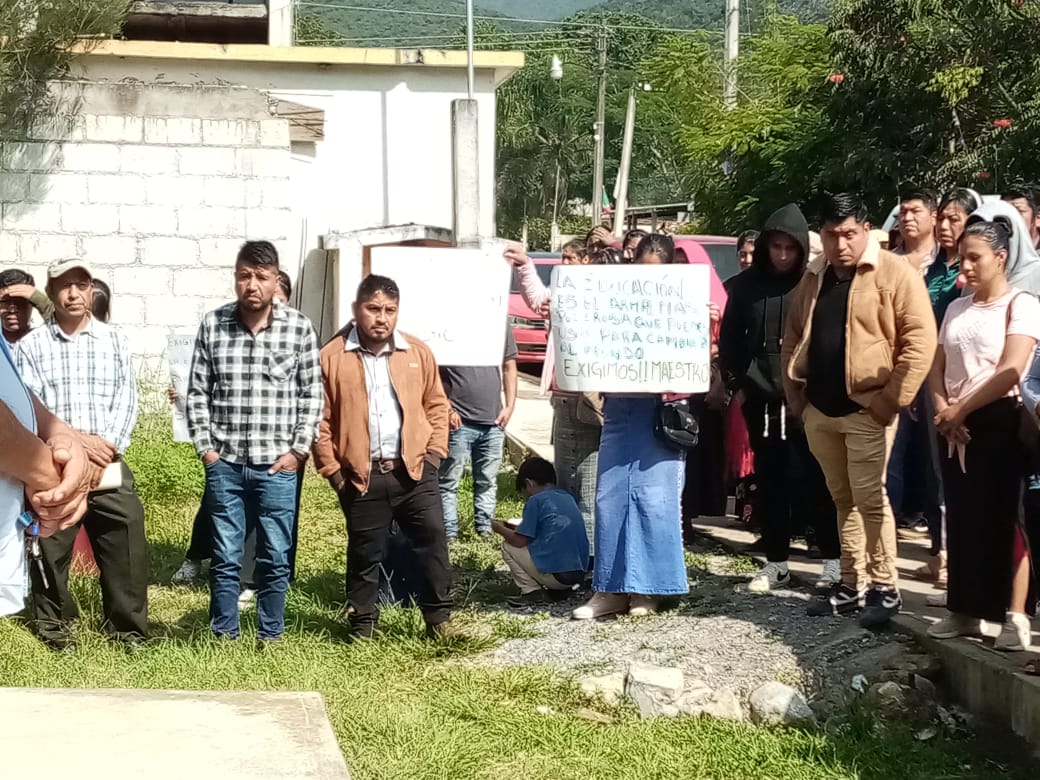 Padres y madres de familia exigen maestros para escuelas de Soledad Atzompa y Atlahuilco