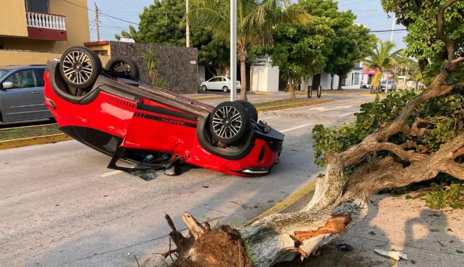 Camioneta volcó en Juan Pablo II, fraccionamiento Virginia, Boca del Río