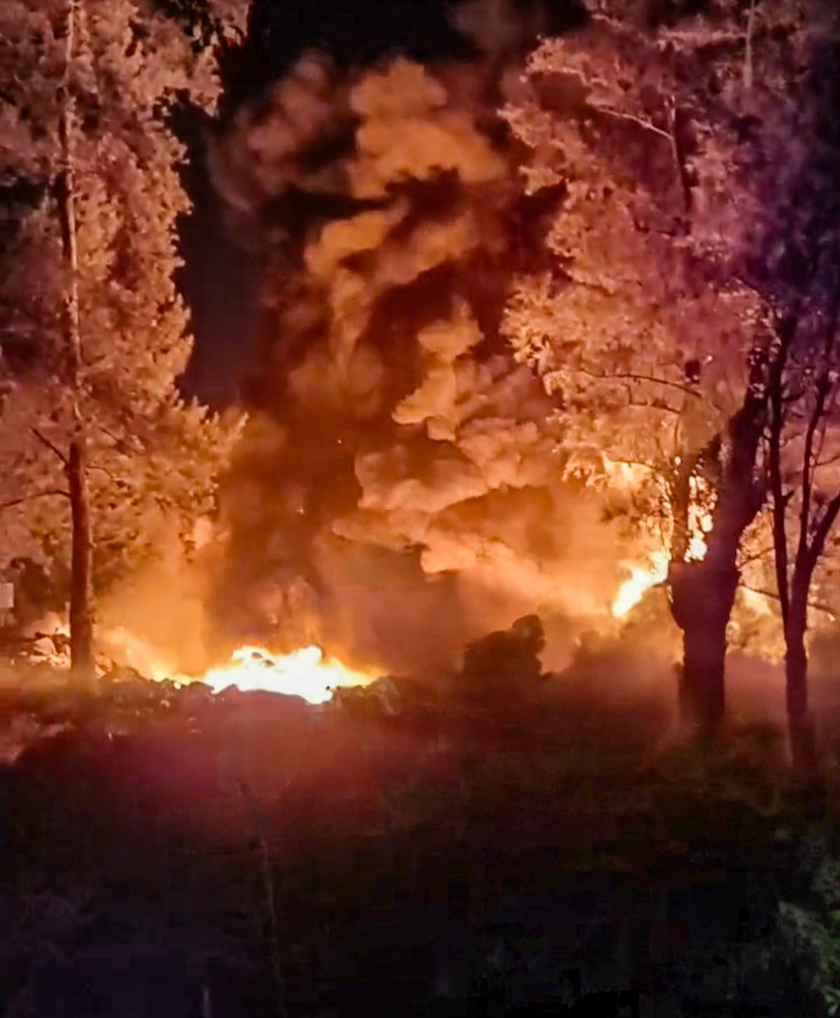 Incendio en depósito de llantas moviliza a Guardia Nacional en la autopista Puebla-Orizaba