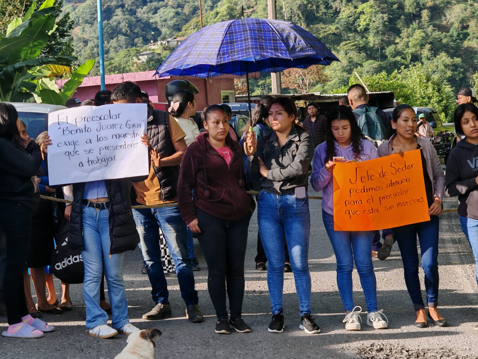 Cierran carretera en Tlilapan por falta de maestro en preescolar