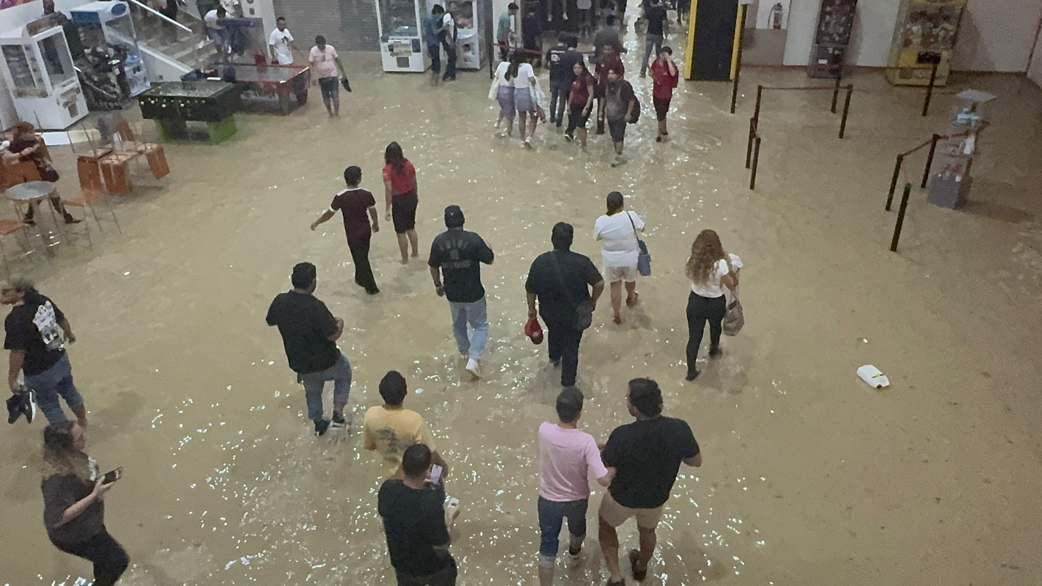 Tormenta provoca inundaciones en colonias, avenidas y plazas comerciales de Poza Rica