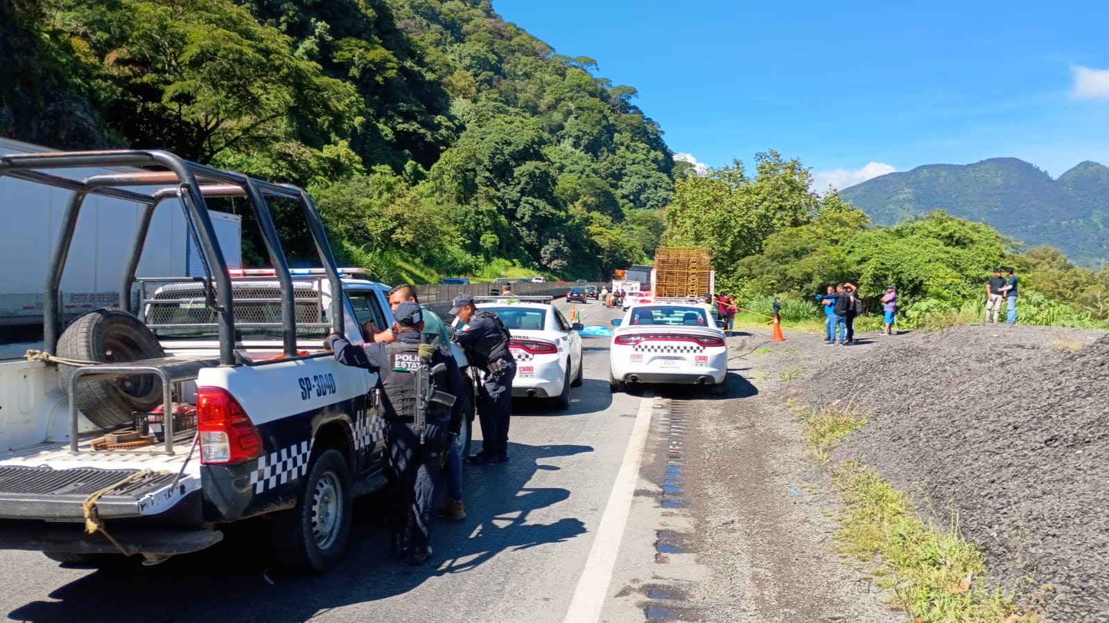 Hombre muere atropellado por revisar su camioneta sin precaución en la autopista Orizaba–Puebla