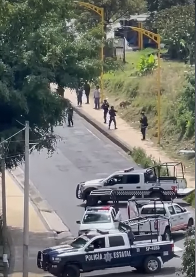 Enfrentamiento en la carretera Fortín-Huatusco, habitantes de Tetelcingo retienen a dos policías