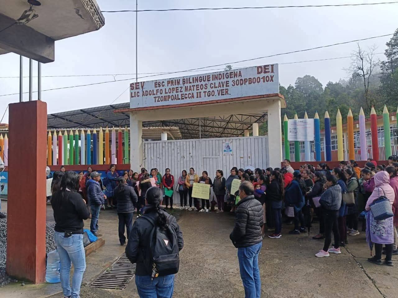 Padres de familia toman escuela en Tehuipango en protesta por falta de maestros