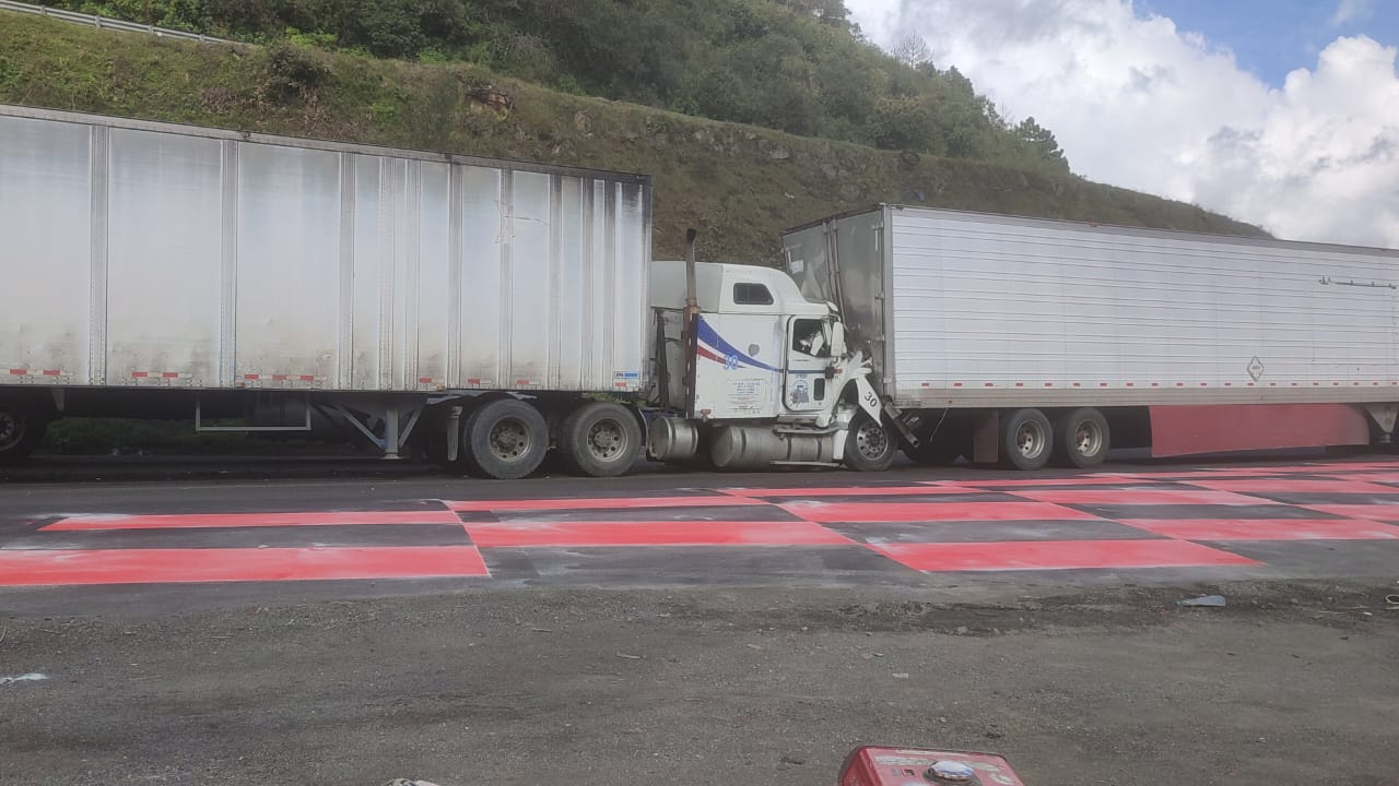 Choque por alcance entre tráileres en las Cumbres de Maltrata