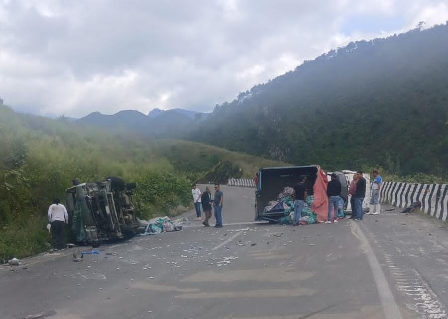 Se accidentan camionetas en las Cumbres de Maltrata, hay dos heridos