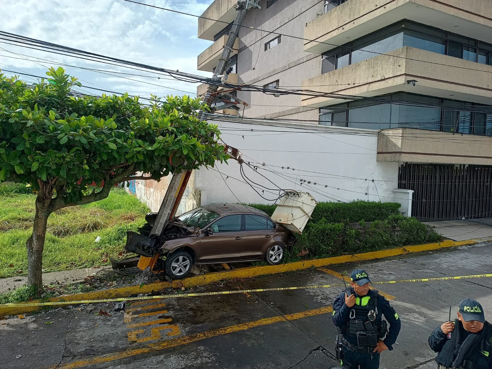 Vehículo choca contra poste y le cae encima un transformador en Córdoba