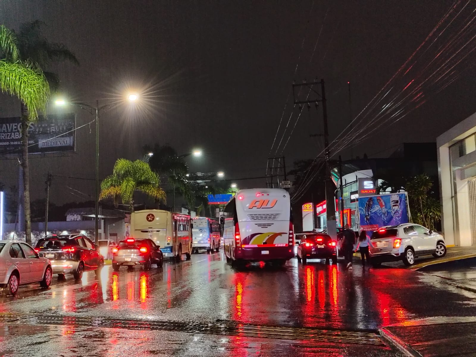Intentan asaltar AU sobre la autopista 150D Córdoba-Orizaba, a la altura de Ixtaczoquitlán