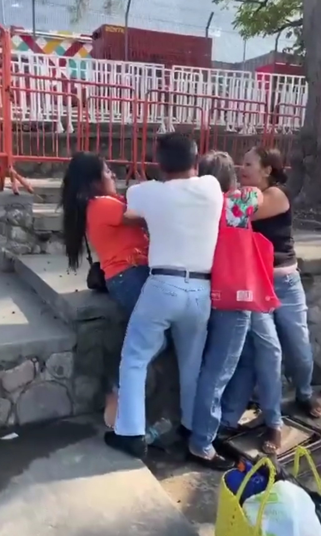 Se pelean por los lugares afuera del Pirata Fuente, sede del concierto de Shakira