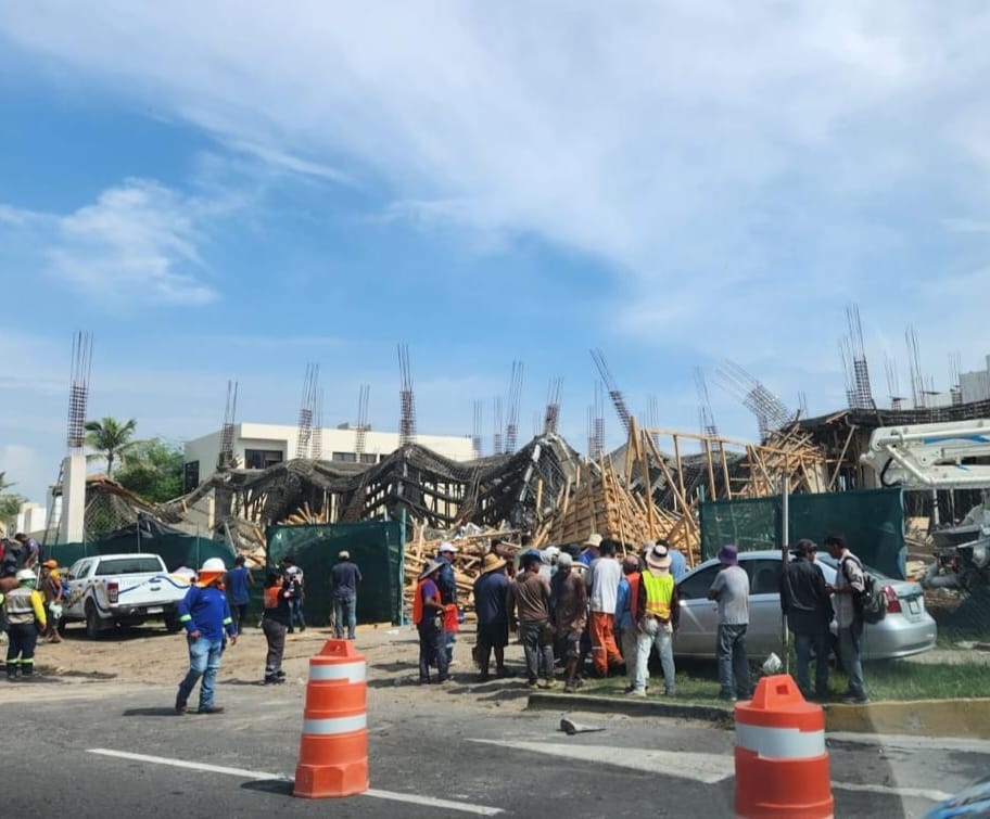 Colapsa cimbra en la construcción de plaza comercial en la Riviera Veracruzana
